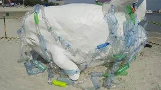 Styropianowy waleń zniknie z gdyńskiej plaży w sobotę wieczorem