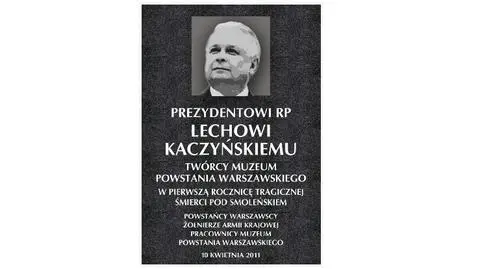 Tablica upamiętniająca L. Kaczyńskiego w Muzeum Powstania