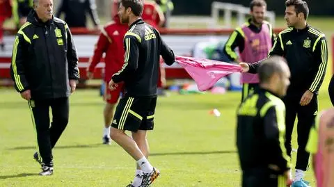 Fabregas oddaje plastron w ręce Alonso