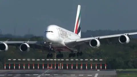 Samolot linii Emirates wylądował bezpiecznie pomimo silnego wiatru bocznego
