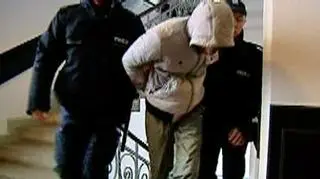 25.04 | Bydgoski sąd zwolnił z aresztu mężczyznę oskarżonego o śmiertelne pobicie swojej córki, dwuletniej Wiktorii. Sprawa śmierci dziewczynki rok temu zbulwersowała całą Polskę. Mężczyzna wrócił już do miasteczka, w którym za to co zrobił, chciano go wcześniej zlinczować. Teraz sąd - powołując się na opinię biegłego - twierdzi, że wcale nie musiało dojść do pobicia. Twierdzi, że dziewczynka mogła umrzeć na bardzo rzadką chorobę genetyczną. (Fakty TVN)