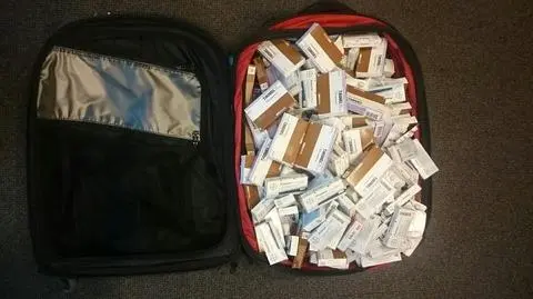 Walizka wypełniona sterydami