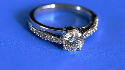 Celnicy zabrali kobiecie pierścionek za 80 tys. dol.