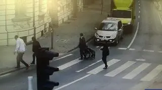 Monitoring zarejestrował kobietę ze skradzionym wózkiem