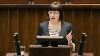 Kaja Godek podczas przedstawiania projektu