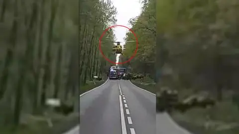 Śmigłowiec LPR ląduje na wąskiej drodze w lesie