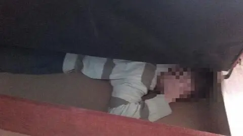 Nie chciał trafić do więzienia, ukrył się w wersalce
