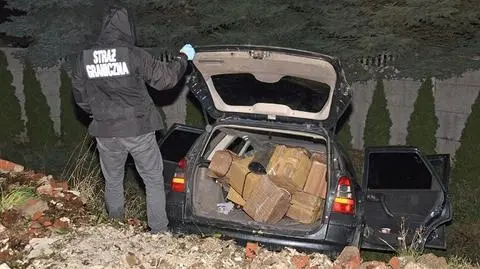 Wiózł kontrabandę, potrącił funkcjonariusza. Ucieczkę skończył w rowie