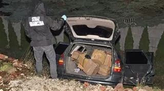 W samochodzie pogranicznicy znaleźli 4,5 tys. paczek papieroców