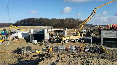 Kołobrzeg: część budowanego wiaduktu spadła na trzech robotników