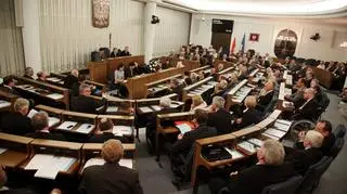 Za uchwałą ws. przyjęcia ustawy zagłosowało 51 senatorów