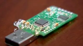 07.04 | Czip wielkości karty kredytowej zrobi analizę krwi. Inny zbada pracę serca i oddech, a specjalna kamera zaalarmuje opiekuna o upadku - to technologia, która ułatwi życie w przyszłości. Innowacyjne projekty to nie tylko nowinka z zagranicy, ale również pole badań w Polsce. (Fakty TVN)