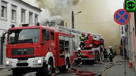 Z ogniem walczy 17 zastępów straży pożarnej