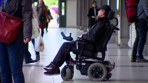 Niepełnosprawny pasażer chciał wysiąść na jednej ze stacji. Napotkał na trudności