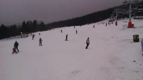 90 cm śniegu w Sudetach. Tłumy narciarzy na stokach