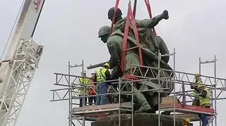 Demontaż pomnika Braterstwa Broni w 2011 roku (w zw. z budową metra)