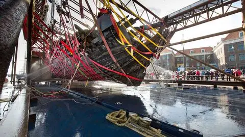 Ekspertom udało sie podnieść statek i go nie uszkodzić