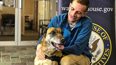 Były żołnierz adoptował psa tropiciela. Byli razem w Afganistanie