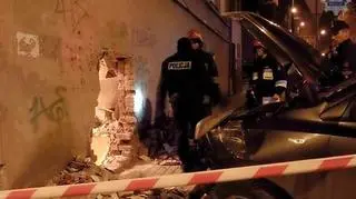 Wjechał do mieszkania samochodem