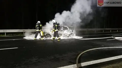 Wielkopolska. Radiowóz stanął w ogniu na S5. Policjanci ratowali się ucieczką