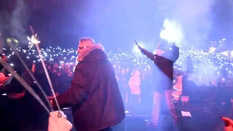 Stefan W. raising his hands in a gesture of triumph. In his right hand is the knife with which he fatally stabbed mayor Paweł Adamowicz