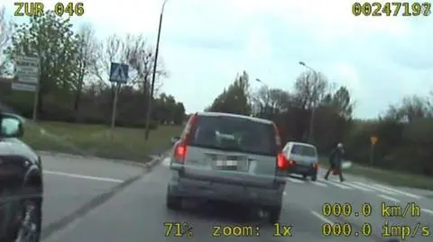 Nieuważny kierowca wjechał na pasy. Pieszy musiał uciekać