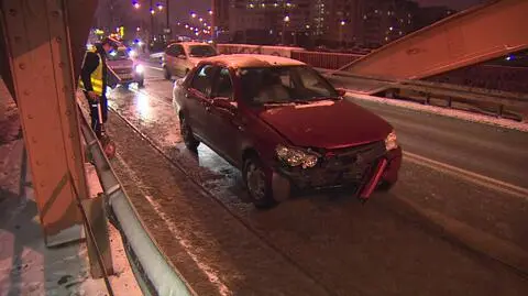 Radiowóz uderzył w barierki mostu