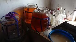 Policjanci zarekwirowali zacier i alkohol