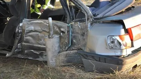 Auto wypadło z drogi. Jedna osoba nie żyje, dwie są w stanie ciężkim