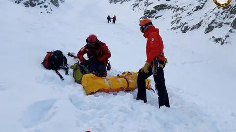 Taternicy wyzwolili lawinę, uratował ich TOPR