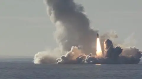 Salwa rosyjskich pocisków Buława