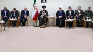 Kryzys zażegnany? W środku ajatollah Chamenei, po jego lewej Zarif, po prawej Rowhani