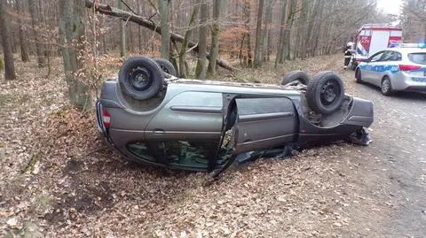 Kierowca audi nie zatrzymał się po tym jak auto dachowało. Szuka go policja