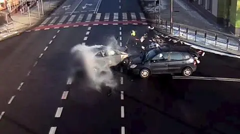 Zielona Góra: Zderzenie taksówki z oplem nagrała kamera monitoringu