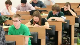 Jakub Konieczny podczas rozwiązywania zadań (siedzi między dwiema studentkami)