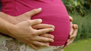 Polka w ciąży? Coraz rzadziej i później