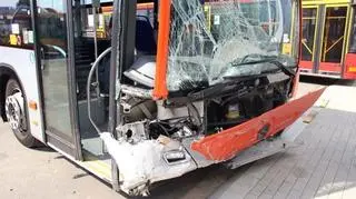 Czołowe zderzenie z autobusem