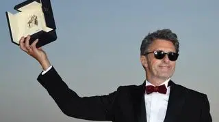 Paweł Pawlikowski podczas gali w Cannes z nagrodą za reżyserię