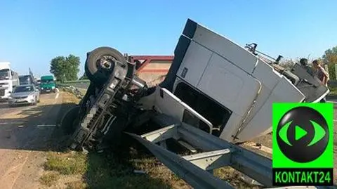Tir złamał się na barierce