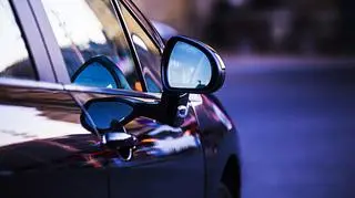 Mężczyzna przestawiał auto na parkingu