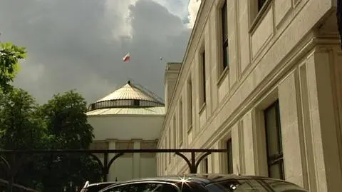 "Marszałek zrobiła z Sejmu małpiarnię". Poseł chce klimatyzacji  