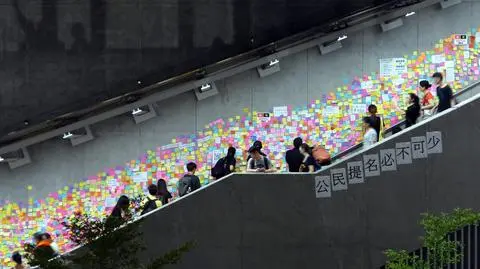 Protesty w Hongkongu. Usuwanie ścian Lennona