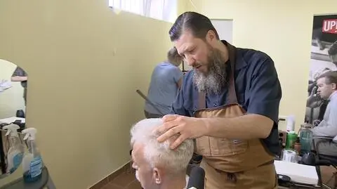 Fryzjerski mistrz strzyże bezdomnych