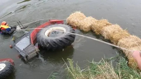 Traktor z kosiarką dał nura do Warty. Strażakom pomogły snopki