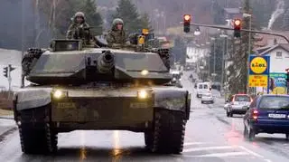 M1 Abrams podczas ćwiczeń na ulicach przedmieść Frankfurtu. Takich widoków Niemcy już nie zobaczą