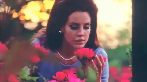 Lana Del Rey u boku JFK. "To nieźle pokręcona rzecz"