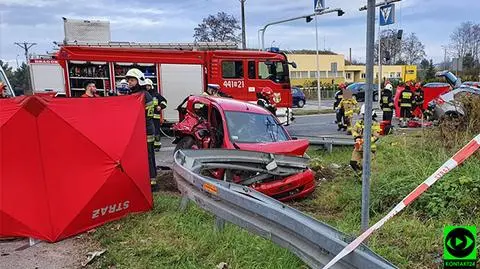 Na miejscu wypadku pracują policja i strażacy