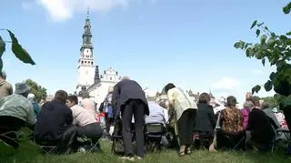 Najnowszym patentem kieszonkowców grasujących na Jasnej Górze jest... trzecia ręka