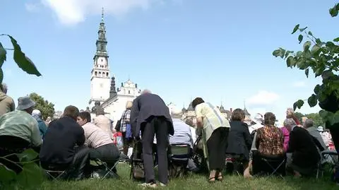 Przegląd prasy: dwie dłonie złożone do modlitwy, trzecia ręka okrada pielgrzymów