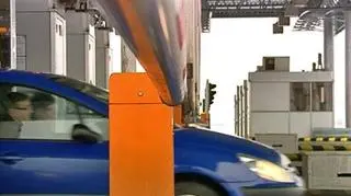27.04 | Od 11 maja zostaną obniżone o połowę opłaty za przejazd odcinkami autostrad państwowych - zapowiedział premier Donald Tusk. (TVN24)